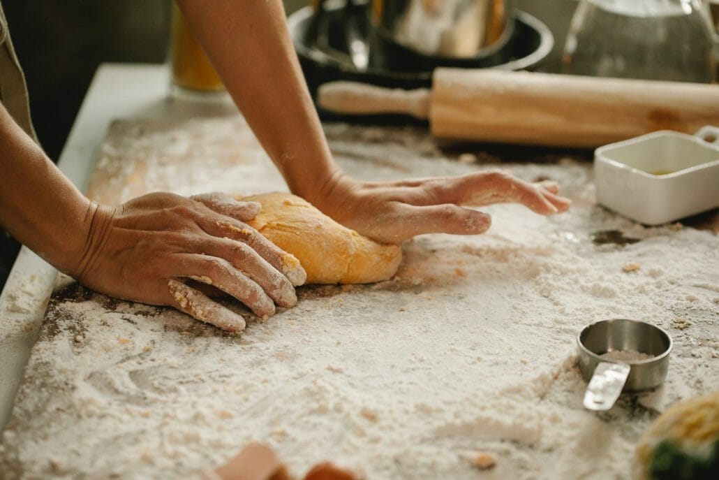 Why does rye flour not form gluten?